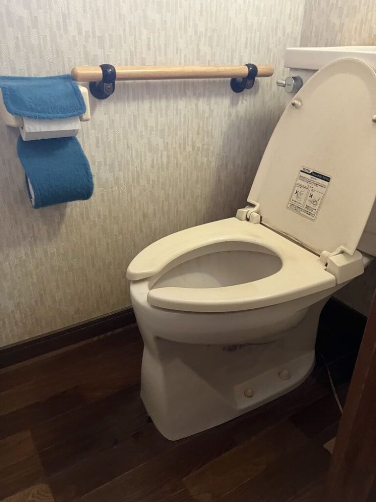 【館林市】床の軋みとおさらば！玄関・トイレリフォーム工事