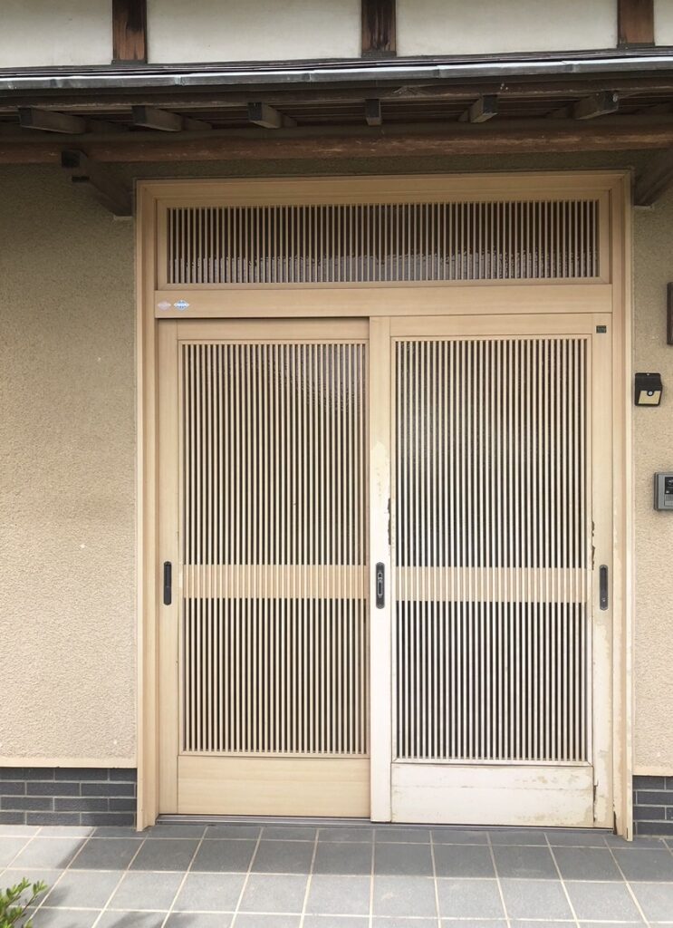 【邑楽郡明和町リフォーム】カバー工法で玄関引戸を1日リフォーム！