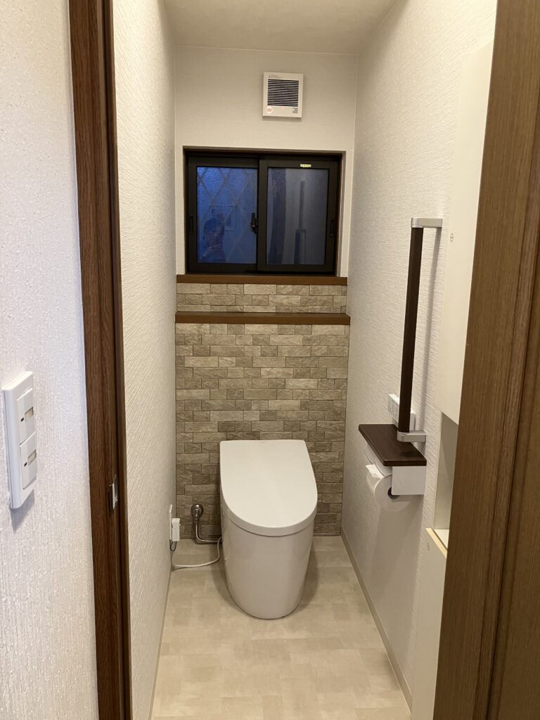 【足利市リフォーム】エコカラットで高級感×自動換気扇で機能性を追加したトイレ工事