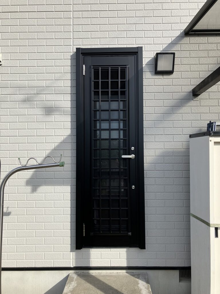 【足利市リフォーム】ほぼ1日で工事完了⁉︎勝手口リシェント工事