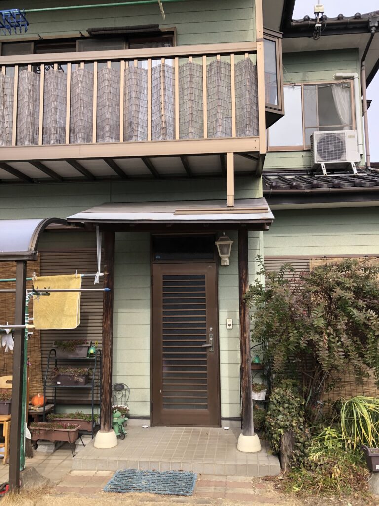 【玄関ドアリフォーム】鮮やかなグリーンの外壁が映える玄関工事