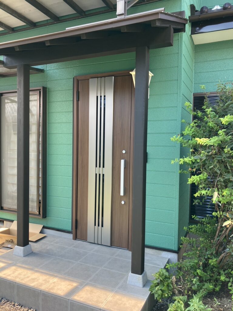 【玄関ドアリフォーム】鮮やかなグリーンの外壁が映える玄関工事