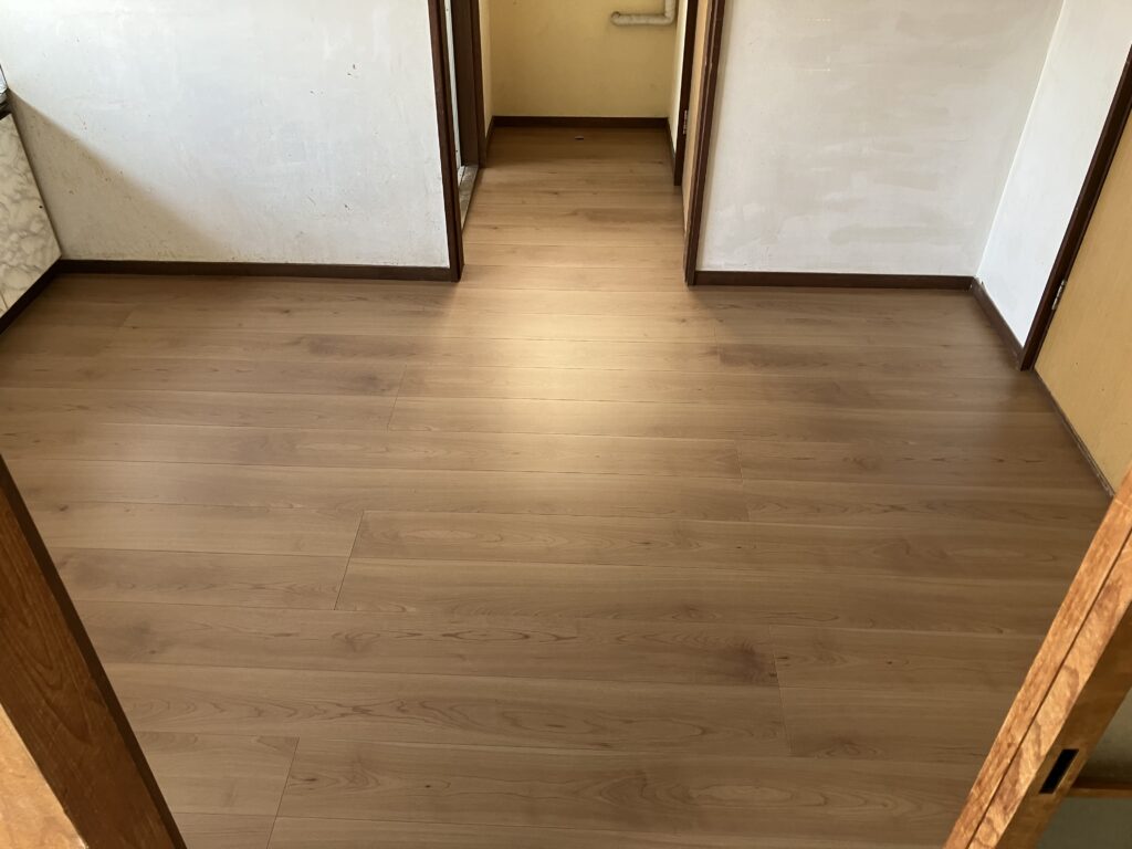 【足利市リフォーム】賃貸アパートの軋む床をピカピカにリフォーム！賃貸床改修工事