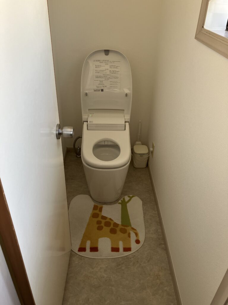 【大泉町リフォーム】新しいトイレでお手入れしやすく！トイレ改修工事