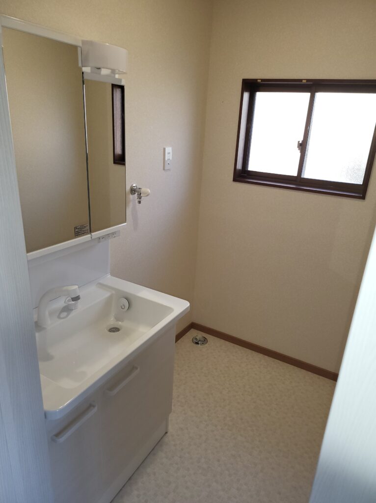【佐野市リフォーム】洗面所とトイレをより快適に！間取り変更も行いました！レンジフード交換、浴室水栓交換