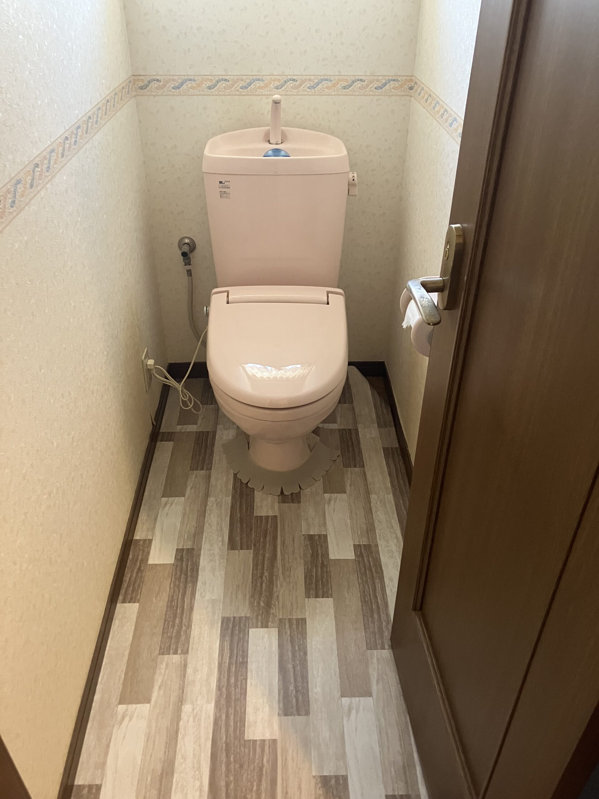 【邑楽町リフォーム】トイレ空間がおしゃれに大変身！リリカラベースとクッションフロアを採用！