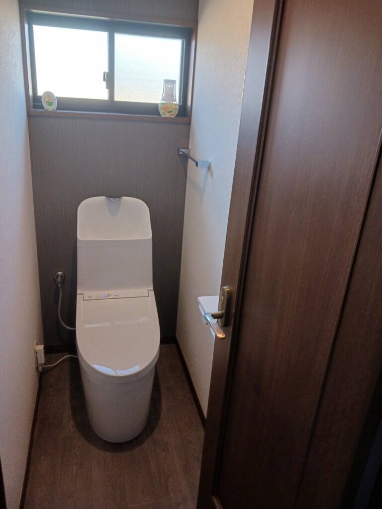 【邑楽町リフォーム】トイレと一緒にリリカラのクロスとクッションフロアでリフォーム！トイレ交換・内装工事